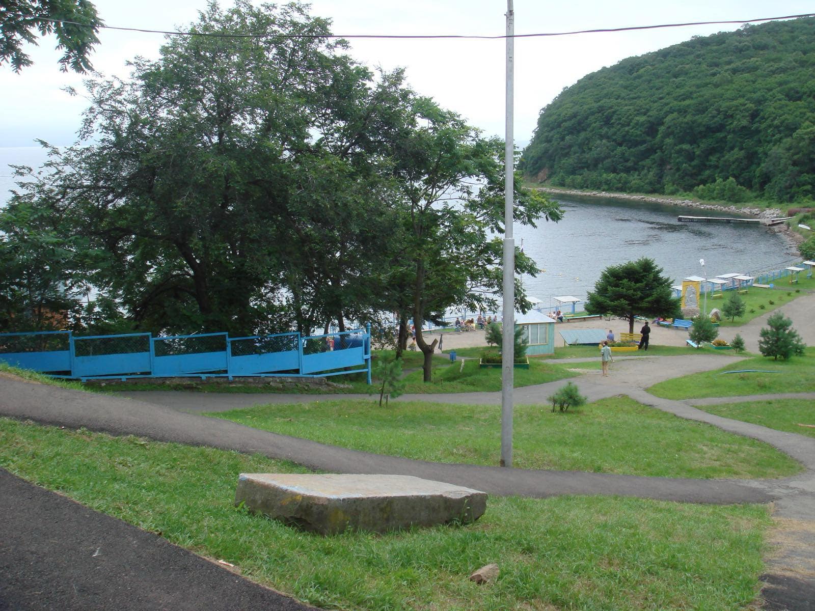 Фото каменной стелы у бухты Муравьиной любезно предоставил С.Ю. Врадий.