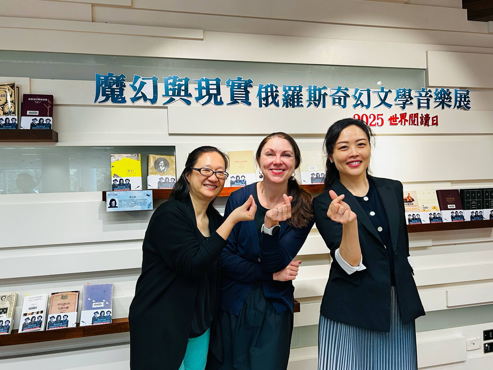 Слева - профессор Марина Су, справа - декан Светлана Го. Фото: Rti