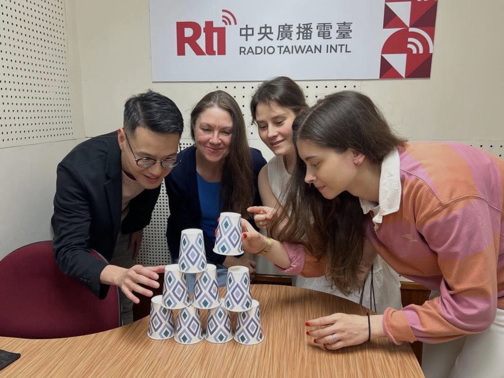 Будущие участники сборной Тайваня по спорт стекингу: Вася, Маша, Алиса, Оля (слева направо).