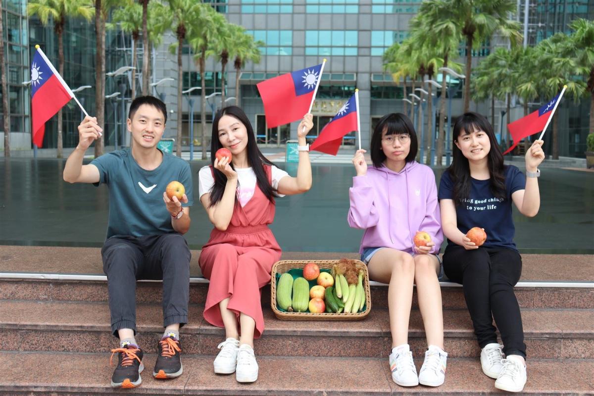 เทศบาลนครนิวไทเป แจกผลไม้ดึงดูดประชาชนร่วมพิธีเชิญธงชาติขึ้นสู่ยอดเสาเนื่องในโอกาสเฉลิมฉลองวันชาติ