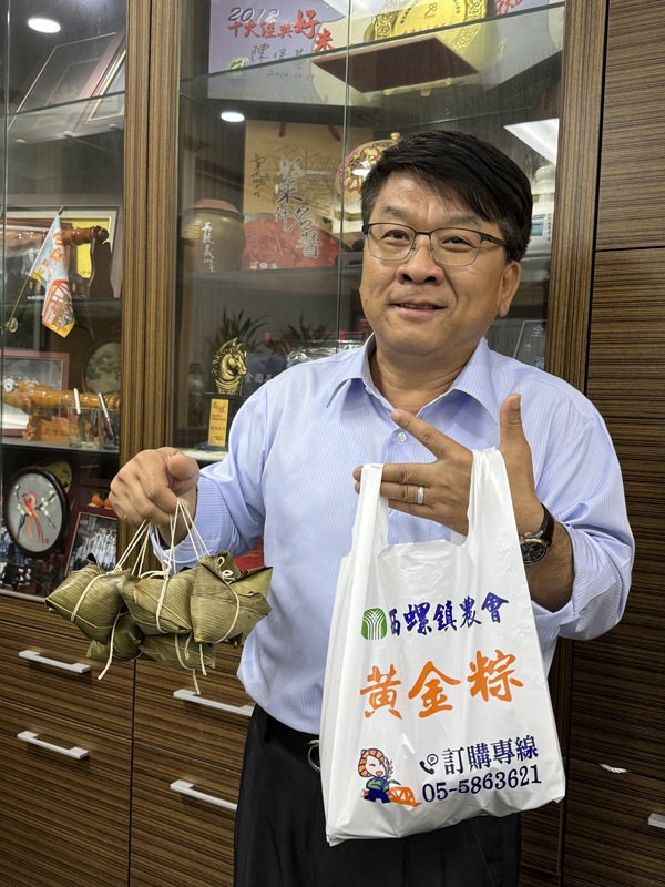 เลี่ยวจิ่นฟู่(廖錦富) เลขาธิการสมาคมเกษตรกรซีหลัว ได้รับฉายา หนุ่มบ๊ะจ่าง 110,000 ลูก เพราะยอดขายถล่มทลายจนเหล่าเกษตรกรตกตะลึง Photo:CNA,Taiwan