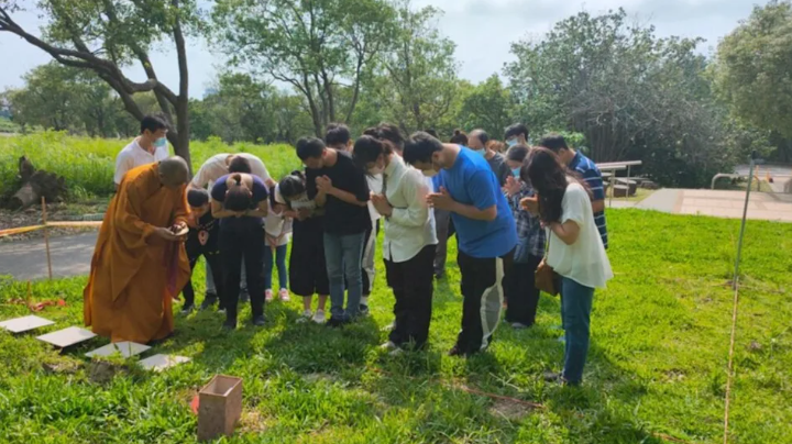 การฝังอัฐิใต้ต้นไม้ เน้นไม่ตั้งป้าย ไม่สร้างหลุมฝังศพ และไม่เก็บอัฐิในหอ การประกอบพิธีเรียบง่ายแต่ยังคงเปี่ยมด้วยความตั้งใจและความหมาย