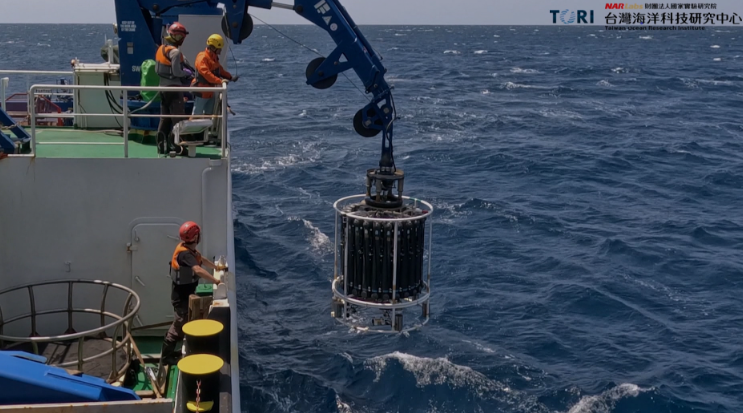 เรือวิจัยทางทะเลลี่จิ้น ติดตั้งระบบปล่อยอุปกรณ์วัดอุณหภูมิ ความเค็ม และความลึกของน้ำทะเล