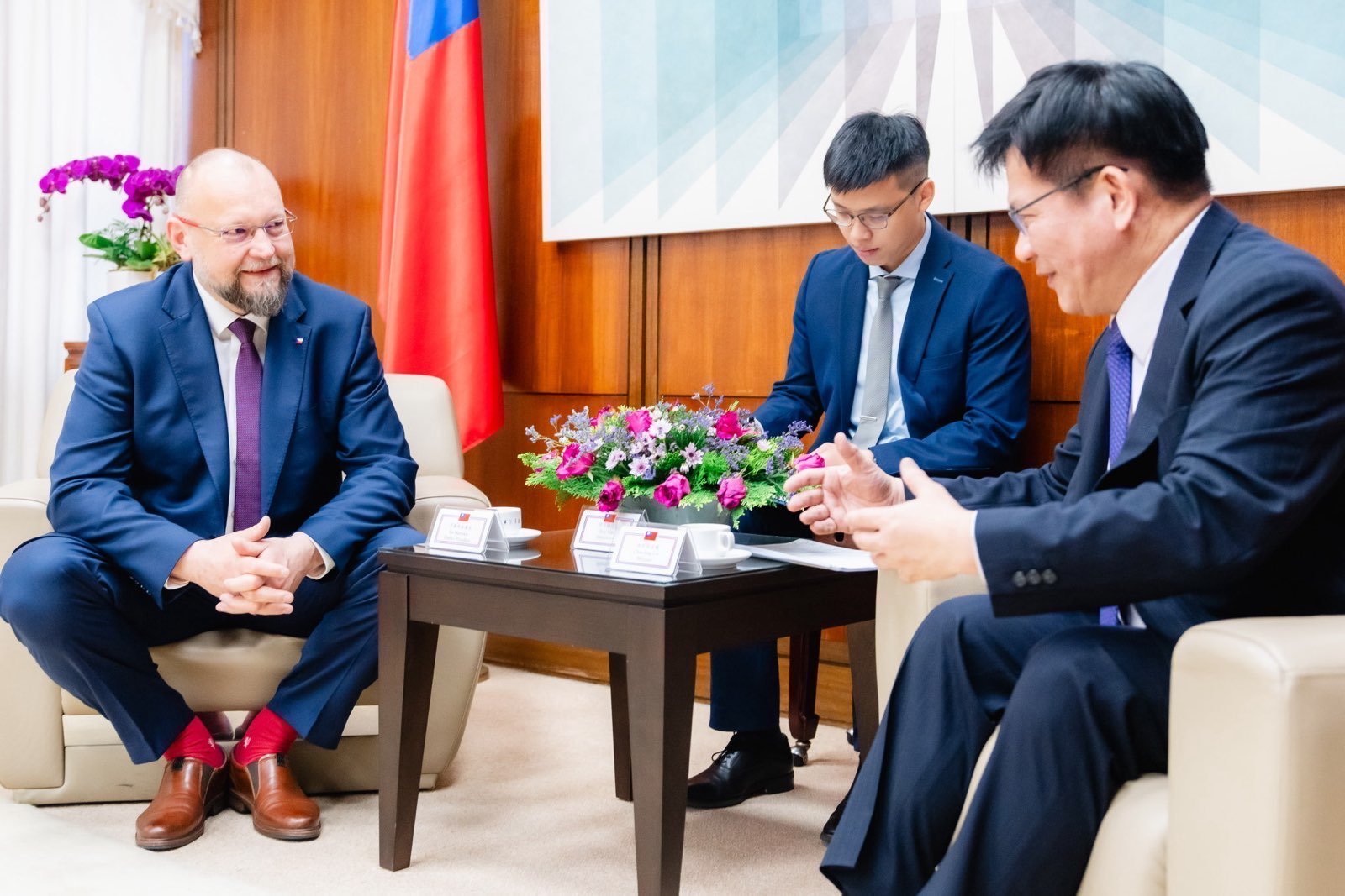 นายหลินเจียหลง (ขวา) รมว. กต. ไต้หวันให้การต้อนรับการมาเยือนไต้หวันของนาย Jan Bartosek  (ซ้าย) รองประธานสภาผู้แทนราษฏร สาธารณรัฐเช็ก