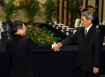 行政院大陸委員會主委王郁琦（左）和中國大陸國務院<br />台灣事務辦公室主任張志軍（右）11日於南京紫金山莊<br />會談，會談前兩人握手致意。