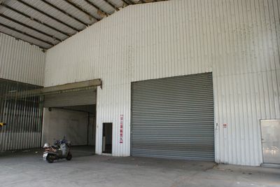 超過百坪的農地已改建成簡易工廠，等待出租。(李憶璇 攝)