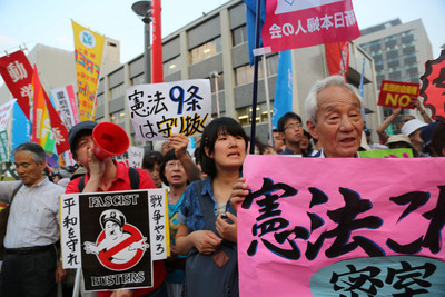 日本首相安倍晉三內閣1日通過解禁集體自衛權決議案
，這是脫離戰後和平主義的重大步驟，反對者在首相官
邸外抗議，要求安倍遵守憲法。

