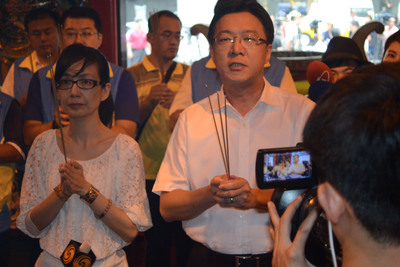 遭國民黨廢止提名基隆市長參選人黃景泰（右）10日偕妻在慶安宮向神明祈福，並對外公開表達參選到底的態度。