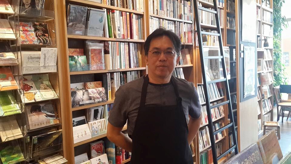 文化人林仁餘與好友接手經營「草根書室」(江昭倫攝)