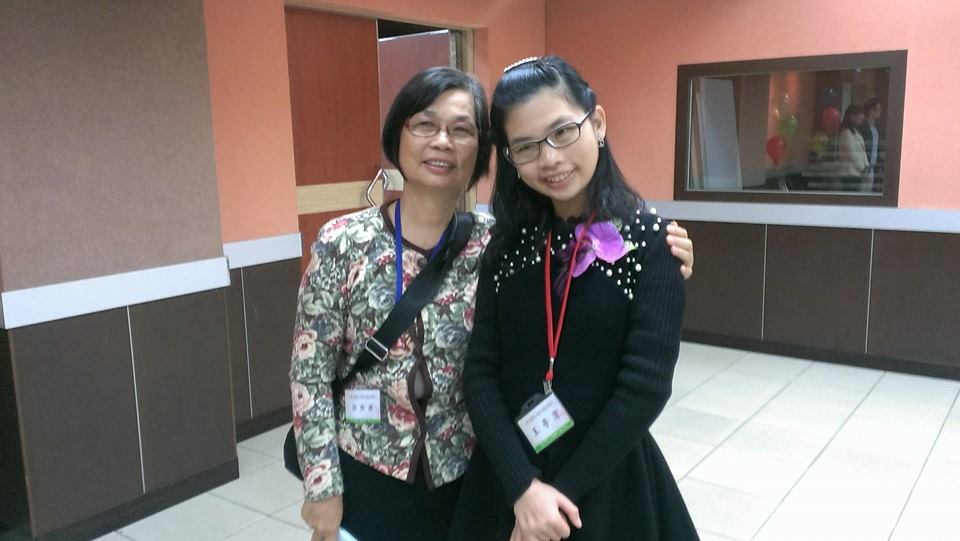 今年26歲的的王亭潔，雖然自幼因先天腦部病變造成中度智能障礙，發展嚴重遲緩，但在母親永不放棄的訓練下接觸音樂，成了一名音樂志工與生命教育講師。王亭潔用音符陪伴許多癌末病友走完生命最後的旅程，並傳遞「有愛無礙」的理念，奏出生命的悠揚樂章。圖為王亭潔與母親吳素