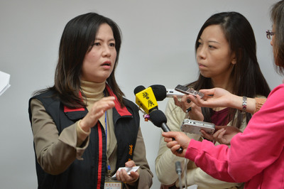 台北市法務局4日公布去年受理消費者申訴案件數量最多的行業別，前5名分別是電信、網路購物、通訊及周邊產品、補習及線上遊戲。圖左為法務局主任消保官何修蘭。<br />(圖：中央社)