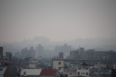 受大氣擴散條件不佳等因素影響，27日中南部多個測站空氣品質指標（AQI）達151以上「對所有族群不健康」的紅色指標，圖為嘉義市區上空一片灰濛濛情景。<br />(圖：中央社)
