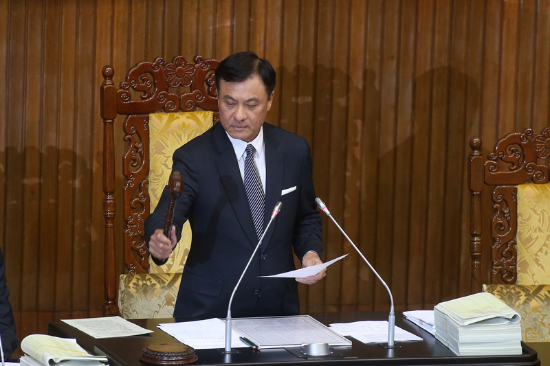 立法院今天(9日)三讀修正通過「就業服務法」部分條文，明令經常性薪資未達新台幣4萬元的職缺，雇主就應該公開揭示或告知求職者薪資範圍，違者最重可罰新台幣30萬元。(圖：中央社)