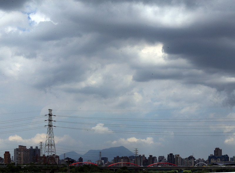 氣象局表示，19日凌晨受華南雲雨區水氣影響，在台灣海峽南部有較強對流發展並移進西半部陸地造成局部短暫陣雨。(圖：中央社)