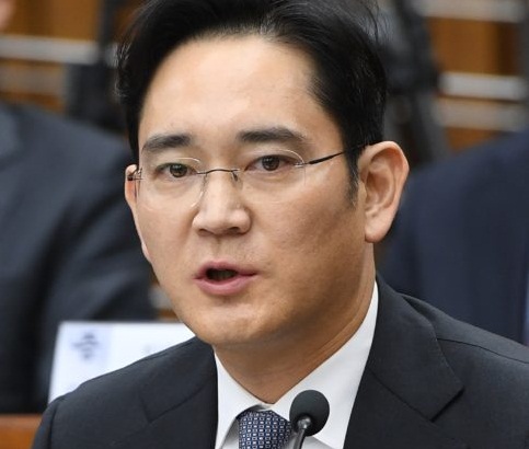 韓國三星集團繼承人李在鎔6日為公司的不當行為鞠躬道歉。(AFP)