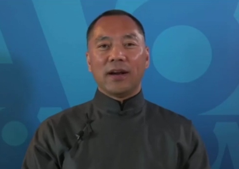 美國之音去年4月直播中國流亡海外富商郭文貴(圖)的專訪時突然節目中斷，引發中共是否介入新聞自由的疑慮。歷經一年多調查後，美國之音29日做出處分，將參與直播的普通話組主任龔小夏解雇。(圖翻拍自VOA)