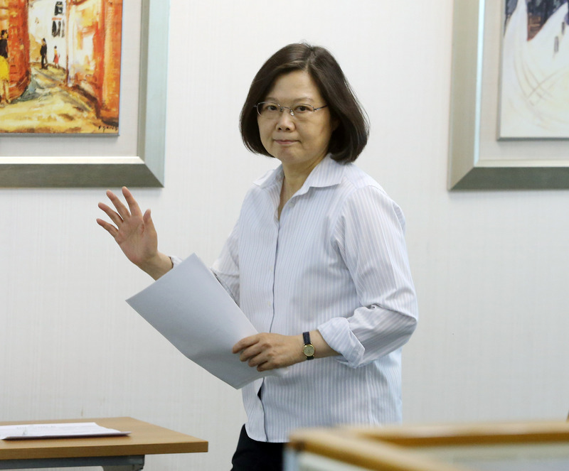 身兼民進黨主席的總統蔡英文（圖）19日下午在中央黨部出席主持中常會。<br />(圖：中央社)