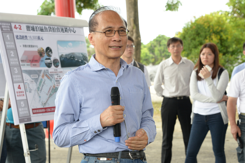 行政院長林全（左）22日視察屏東縣東港鎮鹽埔漁港時表示，希望交通部觀光局與地方政府未來規劃時，結合當地居民產業與特色，尤其東港以「黑鮪魚季」聞名，可吸引更多國內、外旅客。（行政院提供）<br />(圖：中央社)