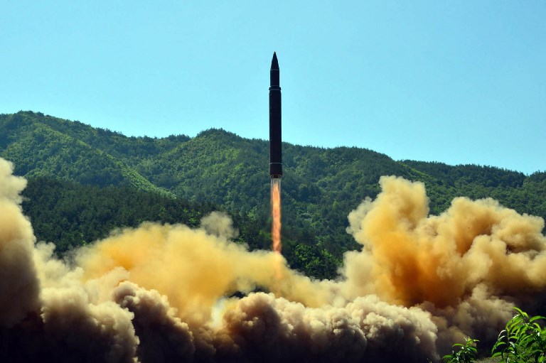 南韓聯合通訊社(Yonhap)引述軍方報導，北韓在21日朝日本海試射兩枚短程彈道飛彈。(資料照/AFP)