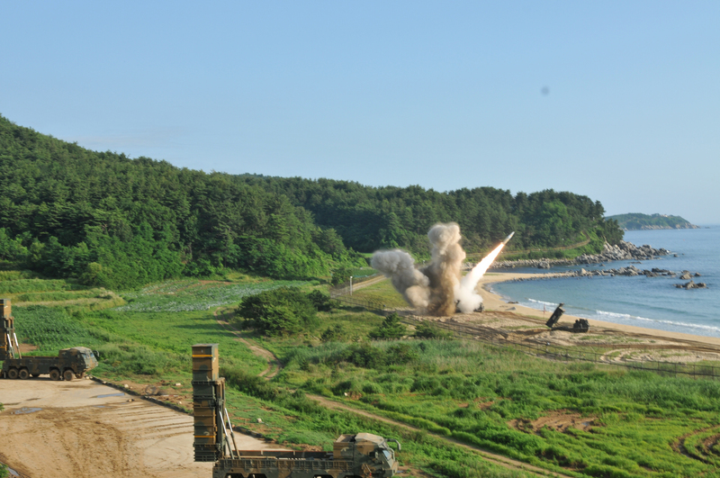 圖為美國與南韓2017年聯合軍演，美軍朝向朝鮮半島東部海域發射MGM-140陸軍戰術飛彈。（資料照片／駐韓美8軍提供）(圖：中央社)