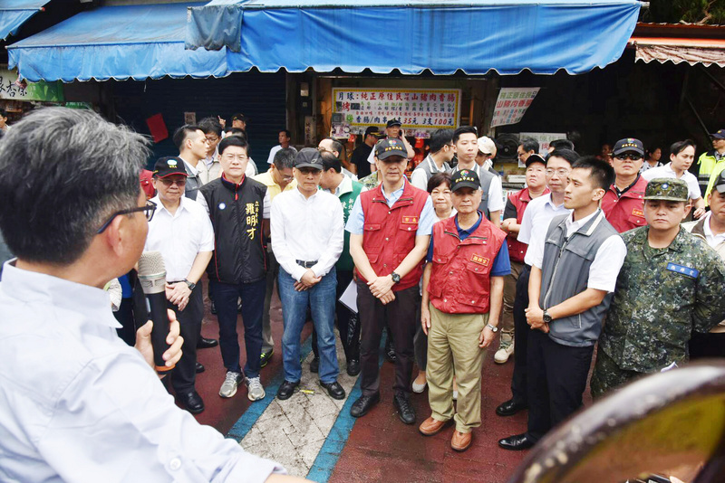 行政院長林全（前排左3）29日前往烏來，視察南勢溪覽勝橋疏濬及防洪成效後表示，烏來台車8月就能試營運，中央和地方一定會努力，共同承諾8月絕對會做到。<br />(圖：中央社)