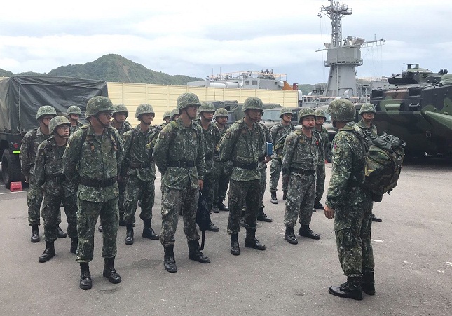 為了補充基層軍官人力，國防部放寬士官轉任軍官的相關辦法。未來具大學學歷且服役滿1年以上、以及專科學歷服役滿3年以上的士官，只要申請核可並完成10週的分科教育後，就可以轉任少尉軍官。(圖：國防部發言人臉書)