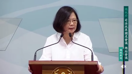 司法改革國是會議總結會議今天(12日)上午召開。蔡英文總統在致詞時特別指出，雖然目前對於採用參審或陪審制沒有結論，但後續改革一定要讓人民有更多參與，讓國民法官走進法庭。(圖：截自總統府直播)