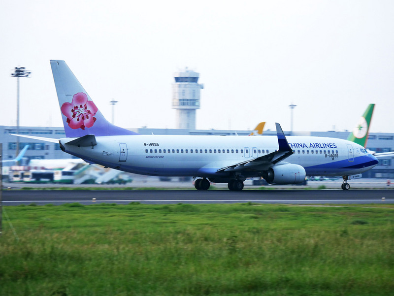 華航一架由日本廣島飛往台北的航班，由於引擎故障燈號亮起轉降福岡機場。機上乘客加機組員共134人，無人受傷。圖為華航波音737-800同型機。<br />(圖：中央社)