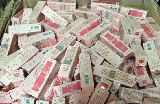 聯合國18日表示，東南亞跨國犯罪集團日益壯大。圖為山寨化妝品。(資料照/ 微博)