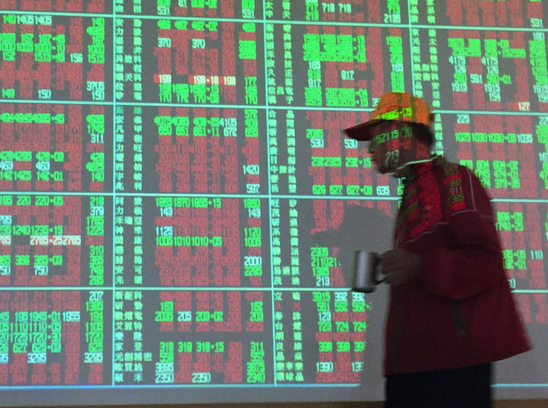 1990年泡沫化後首見，台股早盤衝破12000點。(圖：中央社)
