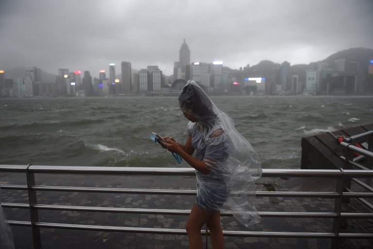 天鴿颱風轉進香港、廣東後，成為今年以來中國最強颱風，23日早上6時，中國中央氣象台發布今年第一個颱風紅色預警。天鴿也將成為53年來對香港、珠海、澳門地區影響最大的颱風。 (AFP)