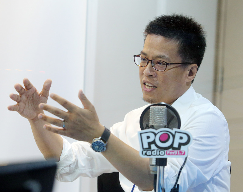 815全台大跳電，總統蔡英文當晚透過臉書道歉，但外界對此有批評聲浪。總統府發言人黃重諺（圖）23日接受廣播主持人黃光芹訪問時說明，當天是考量大家還在作業線上，而且總統臉書有200多萬粉絲是最大通路。<br />(圖：中央社)