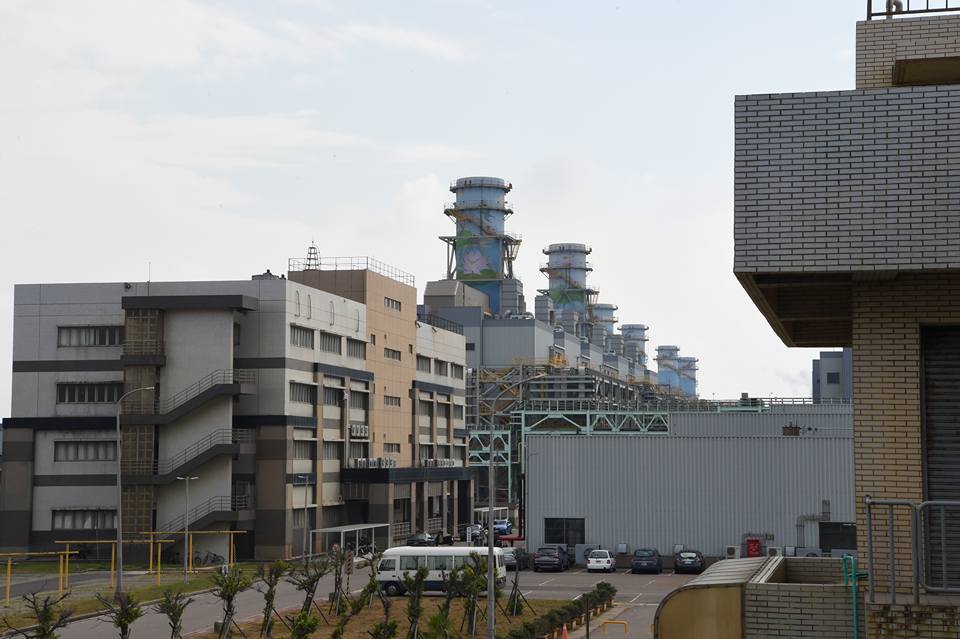 桃園大潭電廠工程爆發移工群聚確診，台電27日表示供電不受影響。(資料照/行政院提供)