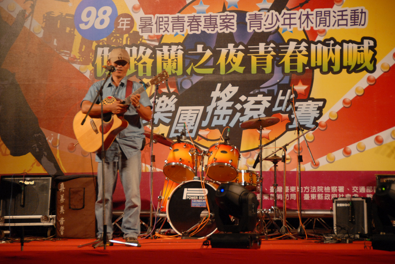 目前任職於台東縣警察局蘭嶼派出所副所長的陳建年，從警30年10個月，將於9月1日退休。陳建年說，退休後仍不會忘情詞曲創作。圖為陳建年演唱的資料照片。（台東縣警局提供）<br />(圖：中央社)