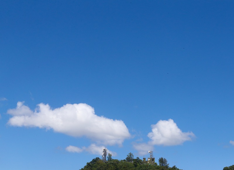 中央氣象局預報，26日、27日受到輕度颱風帕卡外圍雲系影響，台灣東部、東南部、中南部地區及澎湖、金門、馬祖有局部短暫陣雨或雷雨，其他地區大多為多雲到晴的天氣，午後有局部短暫雷陣雨，北部上午晴朗炎熱、中午過後對流雲系明顯。<br />(圖：中央社)