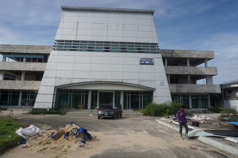 駐泰國代表處新購外館座落於曼谷北邊的廊曼區VIBHAVADI RANGSIT高速公路旁的66巷內，巷寬8公尺，預計明年6月遷入辦公。圖為裝修中的台灣駐泰國代表處新館，3層樓建築的總面積為4800平方公尺。<br />(圖：中央社)