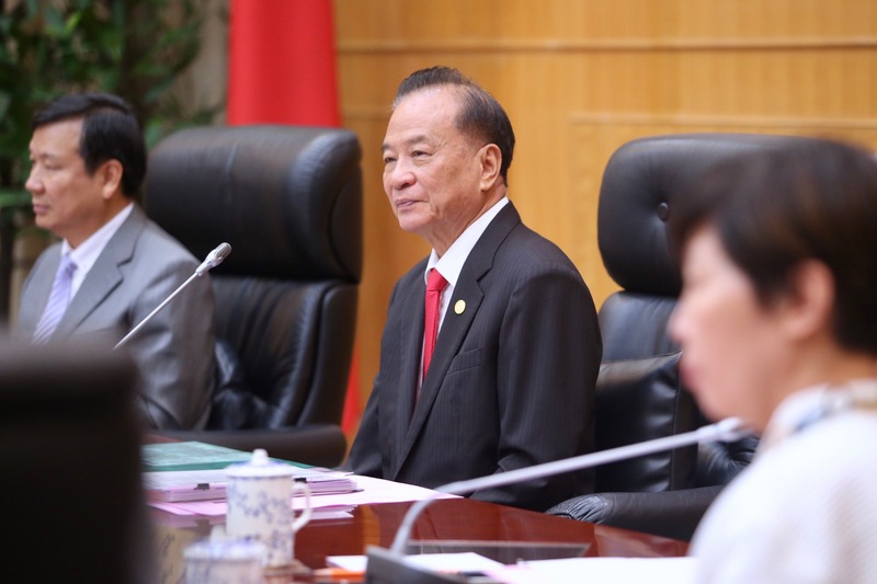立院通過縮減考委人數與任期，考試院長伍錦霖(中)表示，尊重立法院行使憲定的立法職權，但對這一結果，表示遺憾。 (圖:中央社檔案照片)