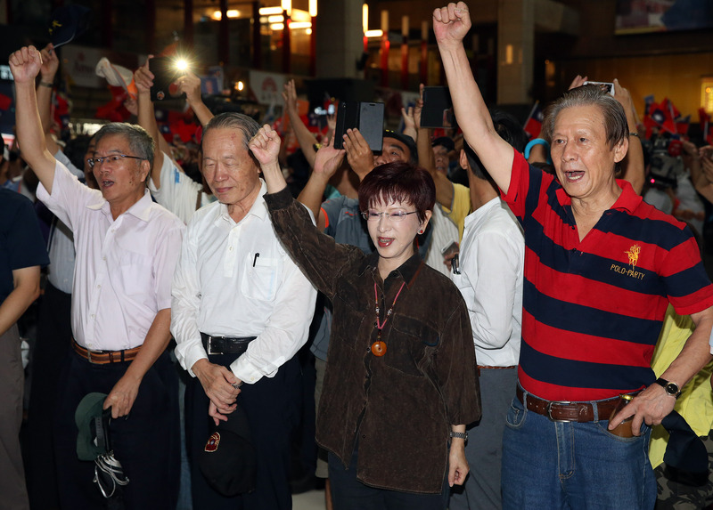 退伍軍人團體八百壯士3日號召退伍軍人，在台北車站舉辦向軍人致敬活動，以唱軍歌、呼口號、行動劇及肥皂箱演講等活動向軍人致敬，國民黨前主席洪秀柱（右2）也到場聲援。<br />(圖：中央社)