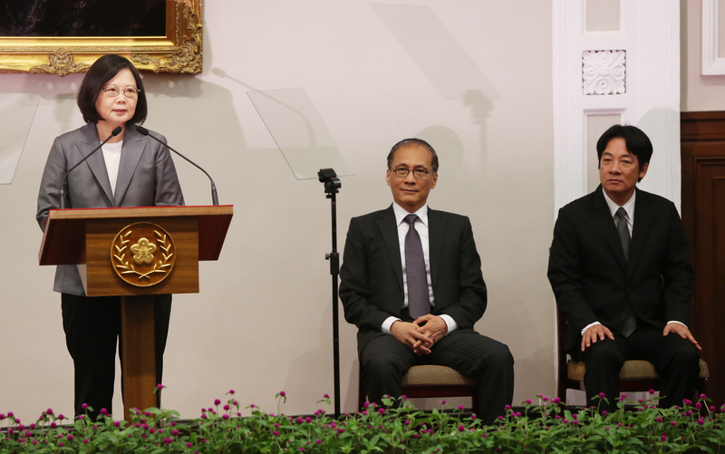 行政院長林全（中）因階段性任務完成提出辭呈，總統蔡英文（左）5日舉行記者會，宣布新任行政院長由台南市長賴清德（右）接任。<br />(圖：中央社)