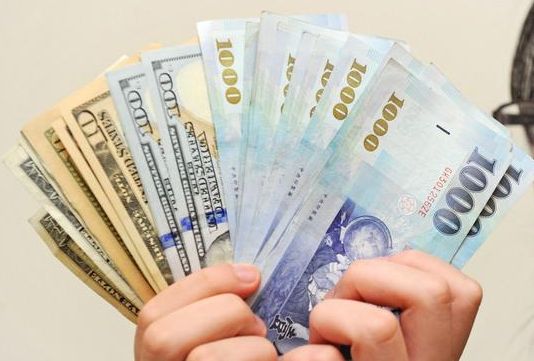 台北外匯市場今天封關，新台幣兌美元匯價依然強勢，最高來到27.97元，全天維持升值態勢，最終以28.39元收盤。(圖：中央社)