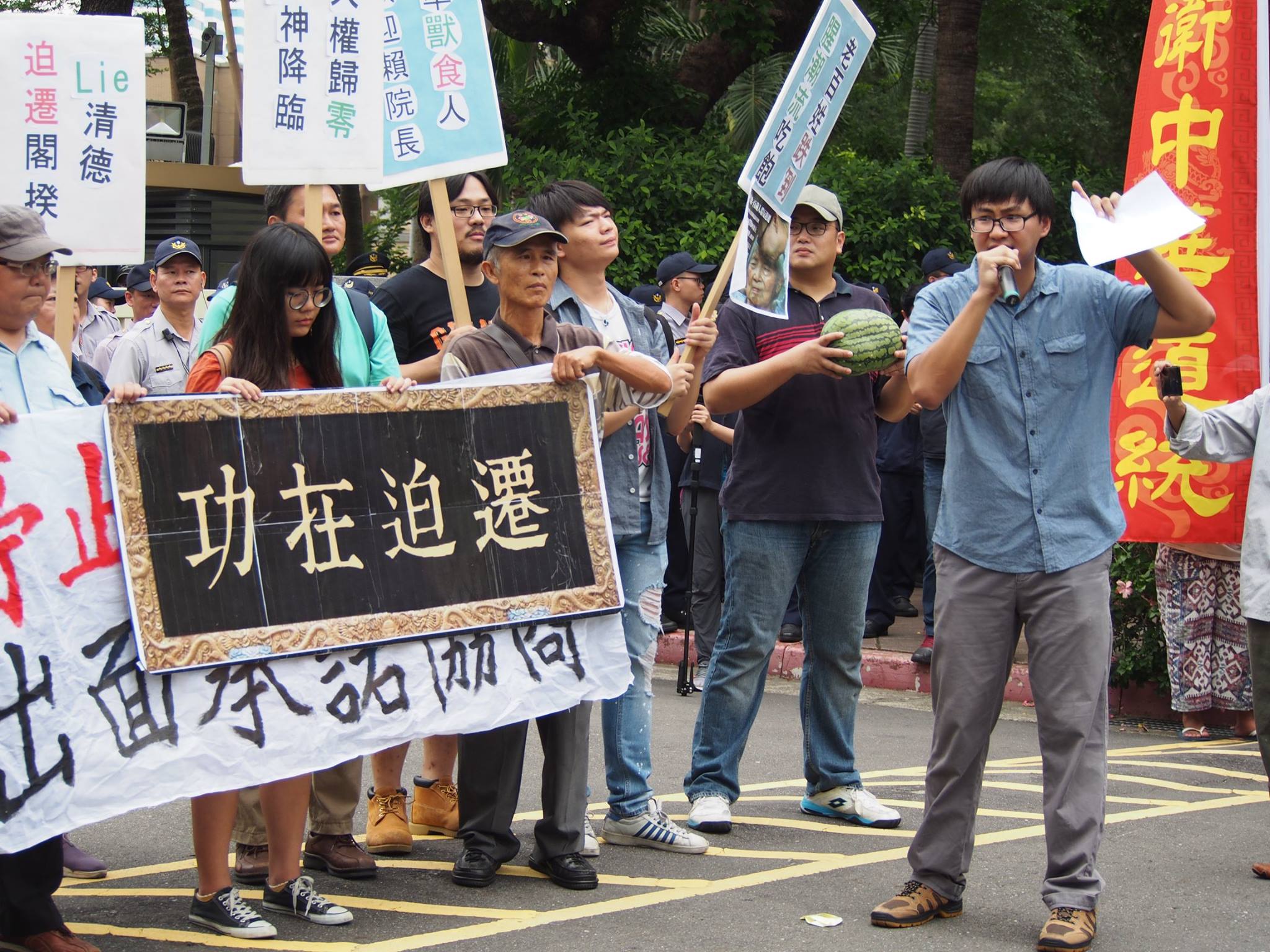 前台南市長賴清德任內的「南鐵東移」規劃，引起部分民眾發起反迫遷運動。蕭照平攝