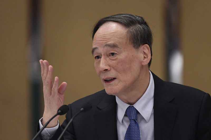 中共中紀委書記王岐山可說是中共19大前最受矚目的人物，一舉一動都受到注意。而他是否留任中共政治局常委，更受到海外媒體關注，各種猜測不一而足。中新社提供<br />(圖：中央社)