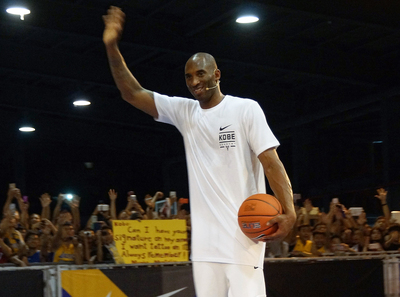 美國職籃湖人退役球星布萊恩（Kobe Bryant）曾五度訪台，圖為2016年訪台，出席高雄「KOBE ACADEMY」籃球訓練活動，擔任超級教頭，指導在地菁英籃球員。<br />(圖：中央社)