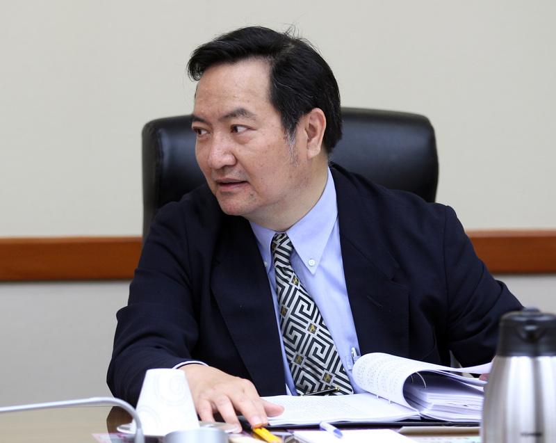 總統府司法改革國是會議第一分組第1次增開會議8日在司法院舉行，第一組召集人、財團法人法律扶助基金會董事長羅秉成（中）出席會議。<br />(圖：中央社)