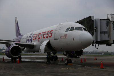香港快運HKexpress航空花蓮─香港直飛6日首航，搭載180名旅客下午4時35分降落花蓮航空站。<br />(圖：中央社)
