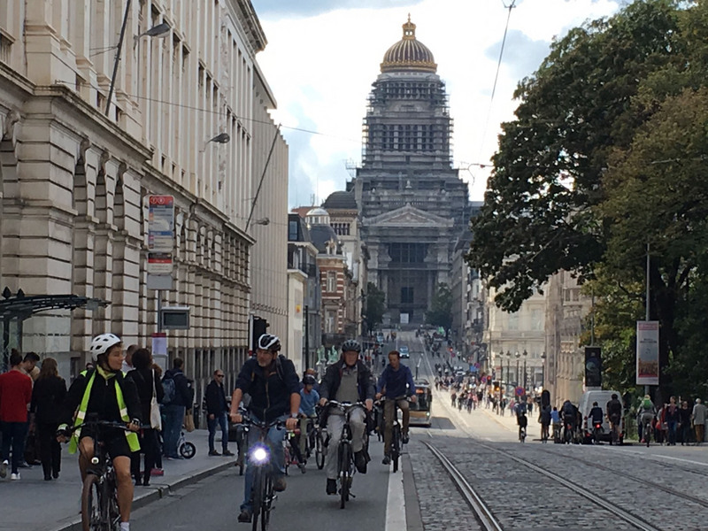 布魯塞爾無車日擺脫汽車主宰的城市，轉變成自行車世界，讓人感受少了廢氣、噪音的綠色交通生活。<br />(圖：中央社)
