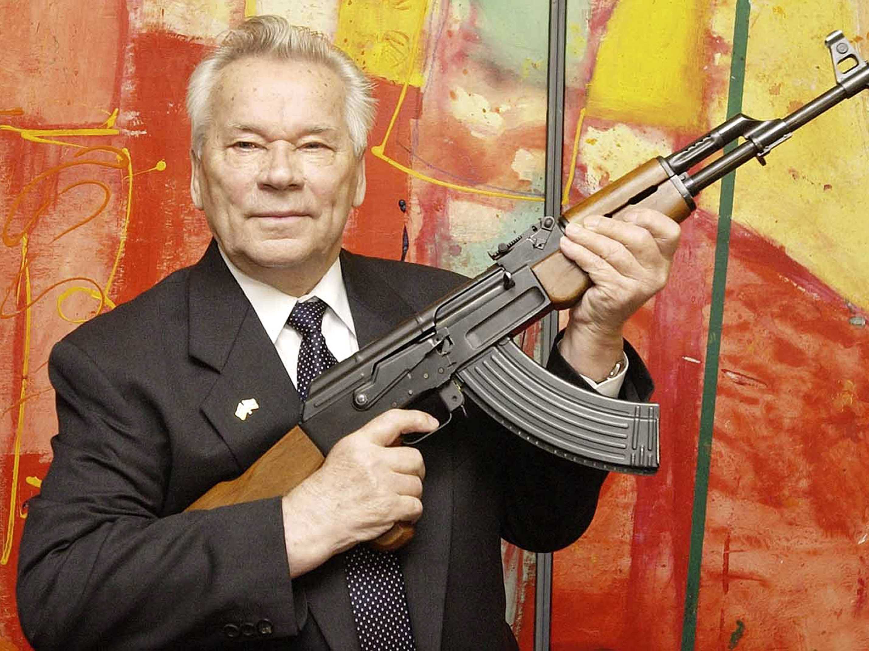 圖為AK-47自動步槍設計者、俄羅斯兵器專家卡拉希尼科夫(Mikhail Kalashnikov)雕像。