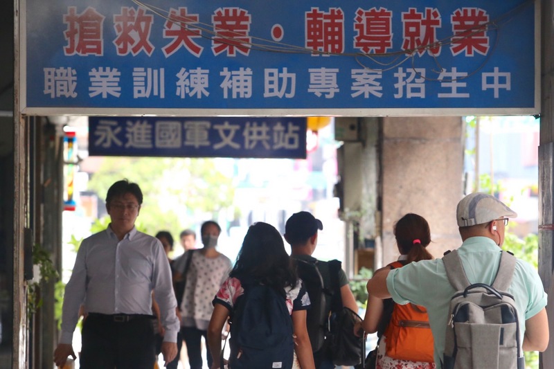 yes123調查：4成2大學生背學貸，出社會5.4年才能還完。示意圖。(資料照片/CNA)