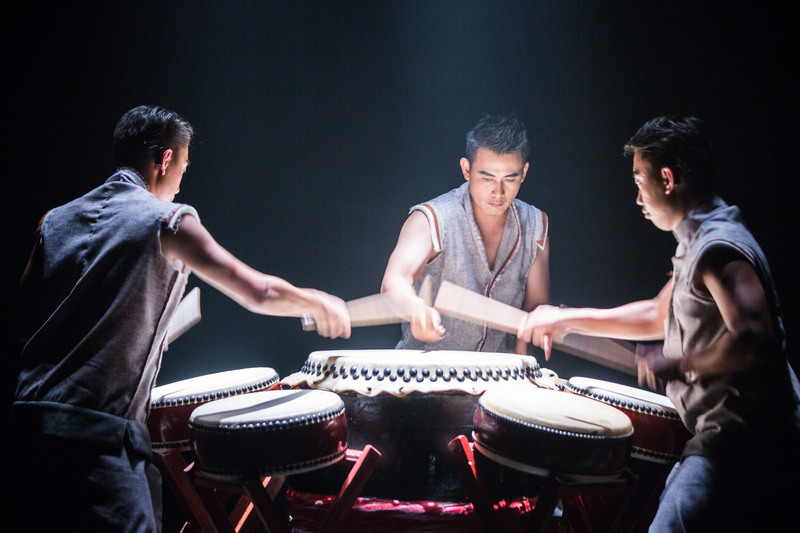 馬來西亞留台生蔡德耀、教練李慕義22日晚間在吉隆坡結合13名聾啞人士，透過音樂、樂器和肢體語言，展開一場有別於傳統形式的演出。（照片由Claes Chong提供）<br />(圖：中央社)