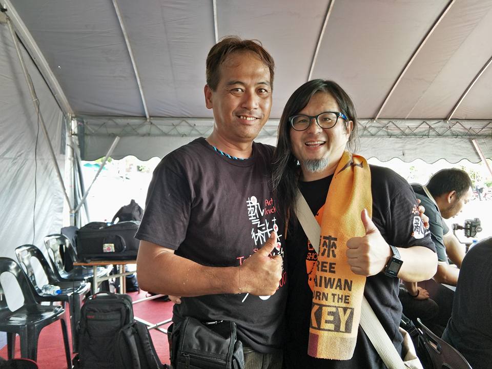 「老婆我們要出國囉，不能吐喔！」有著「村長」稱號的郭育村（左），是「藝術卡車」的司機，在台灣開著他的「大老婆」走過105鄉鎮市區，這回開到海外，幫台灣做文化外交。(圖：郭育村臉書)